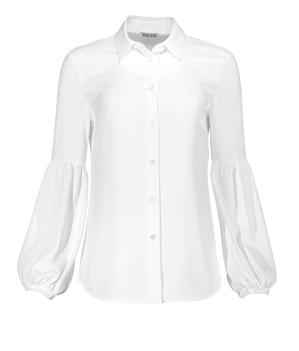 Класическа бяла блуза с дълъг ръкав .